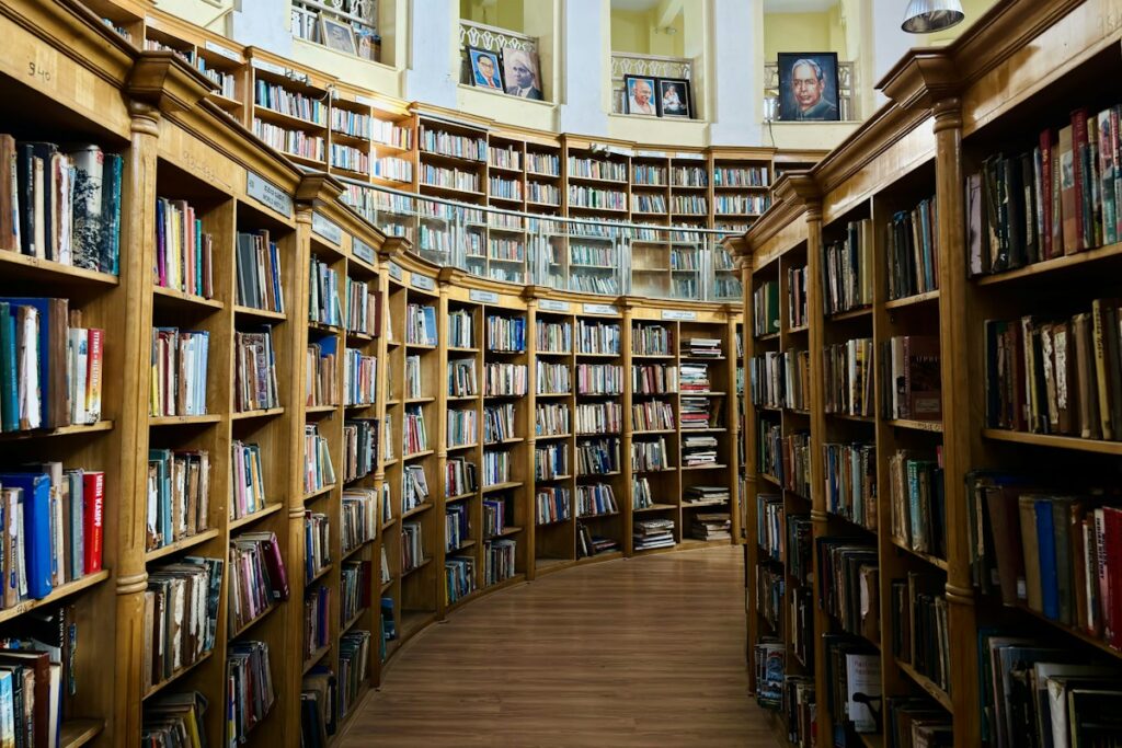 Dugi redovi polica sa knjigama u biblioteci