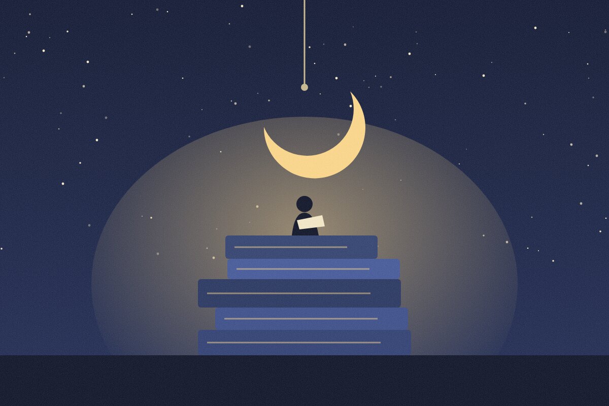 Noćna ilustracija: mesec kao lampa nad gomilom knjiga i malim čitaocem