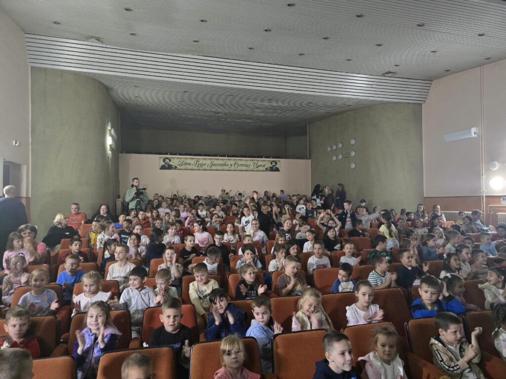 Деца у сали на Дечјим Липарским у Српској Црњи