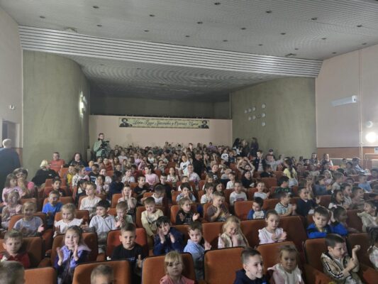 Деца у сали на Дечјим Липарским у Српској Црњи