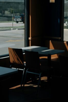 Prazni stolovi i stolice u kafani